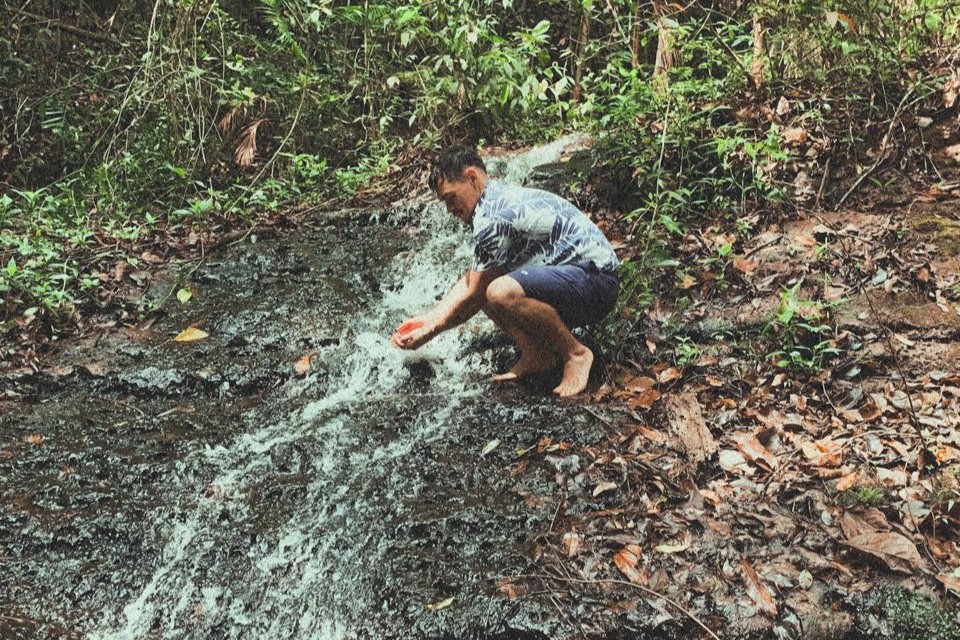 Cachoeira em meio a natureza